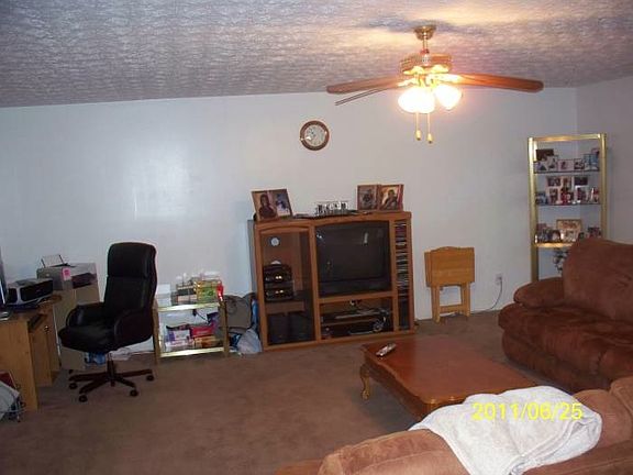 3rd image of 1073 Hawthorn Ln