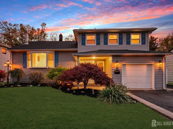 17 Hollywood Dr, Woodbridge, NJ 07095