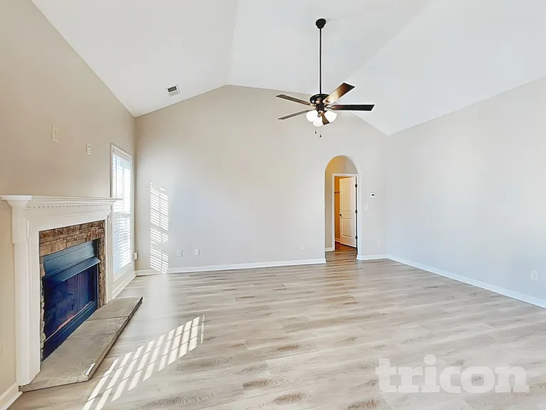 1862 Camelot Dr — Photo 2