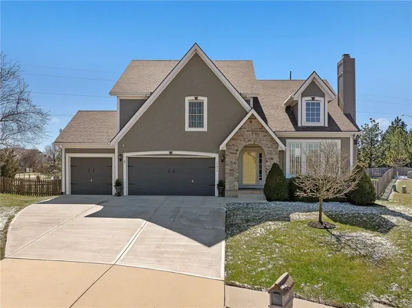 12670 S Hedge Ct, Olathe, KS 66061