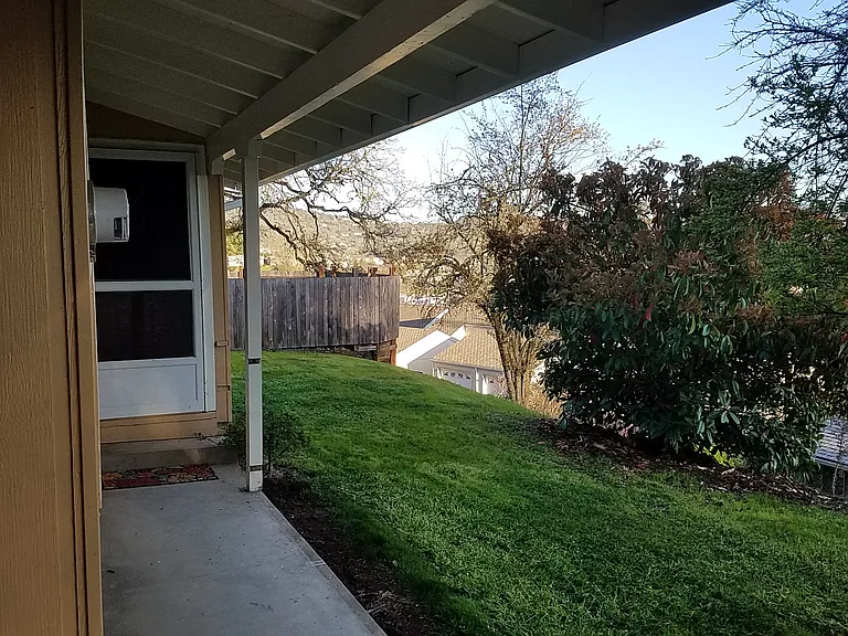 1897 NW Dogwood St — Photo 2
