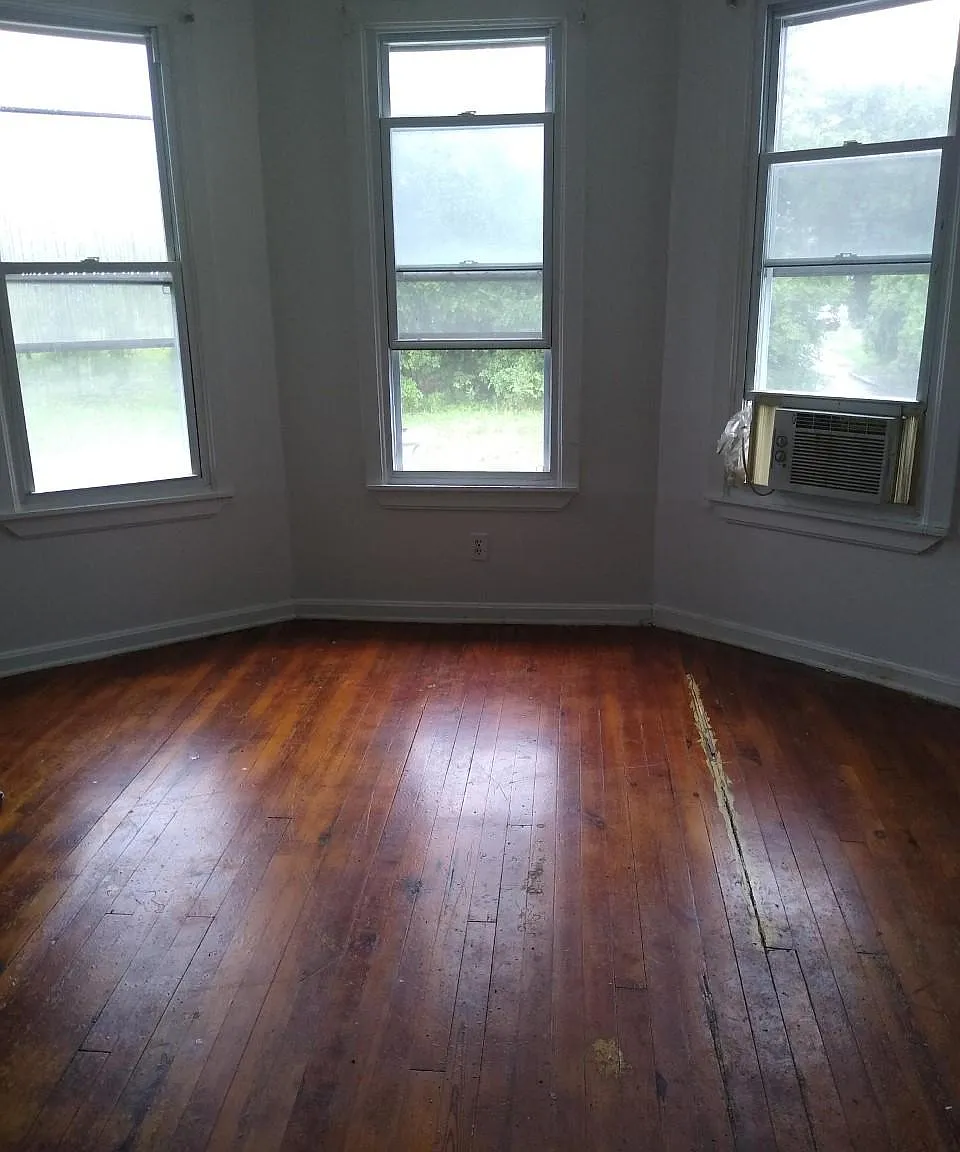 3 bed, 1.5 bath, 1300 sqft, $1,300 — Photo 3
