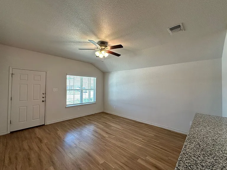 1813 Clovis Dr — Photo 8