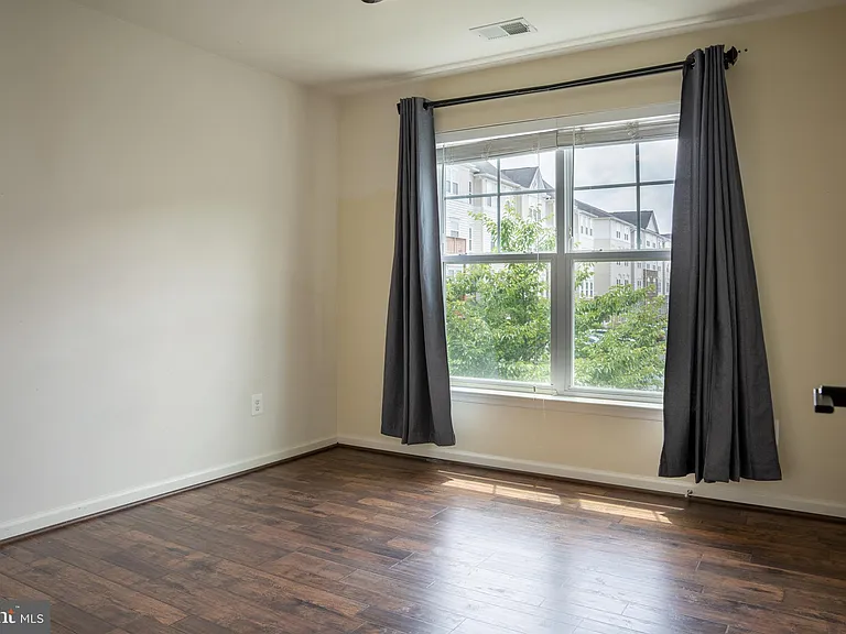 42243 Canary Grass Sq — Photo 36