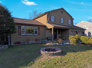 11 Canterbury Ln, Edison, NJ 08820