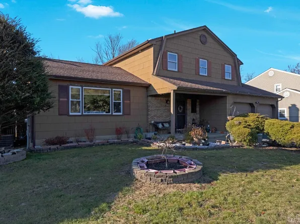 11 Canterbury Ln, Edison, NJ 08820