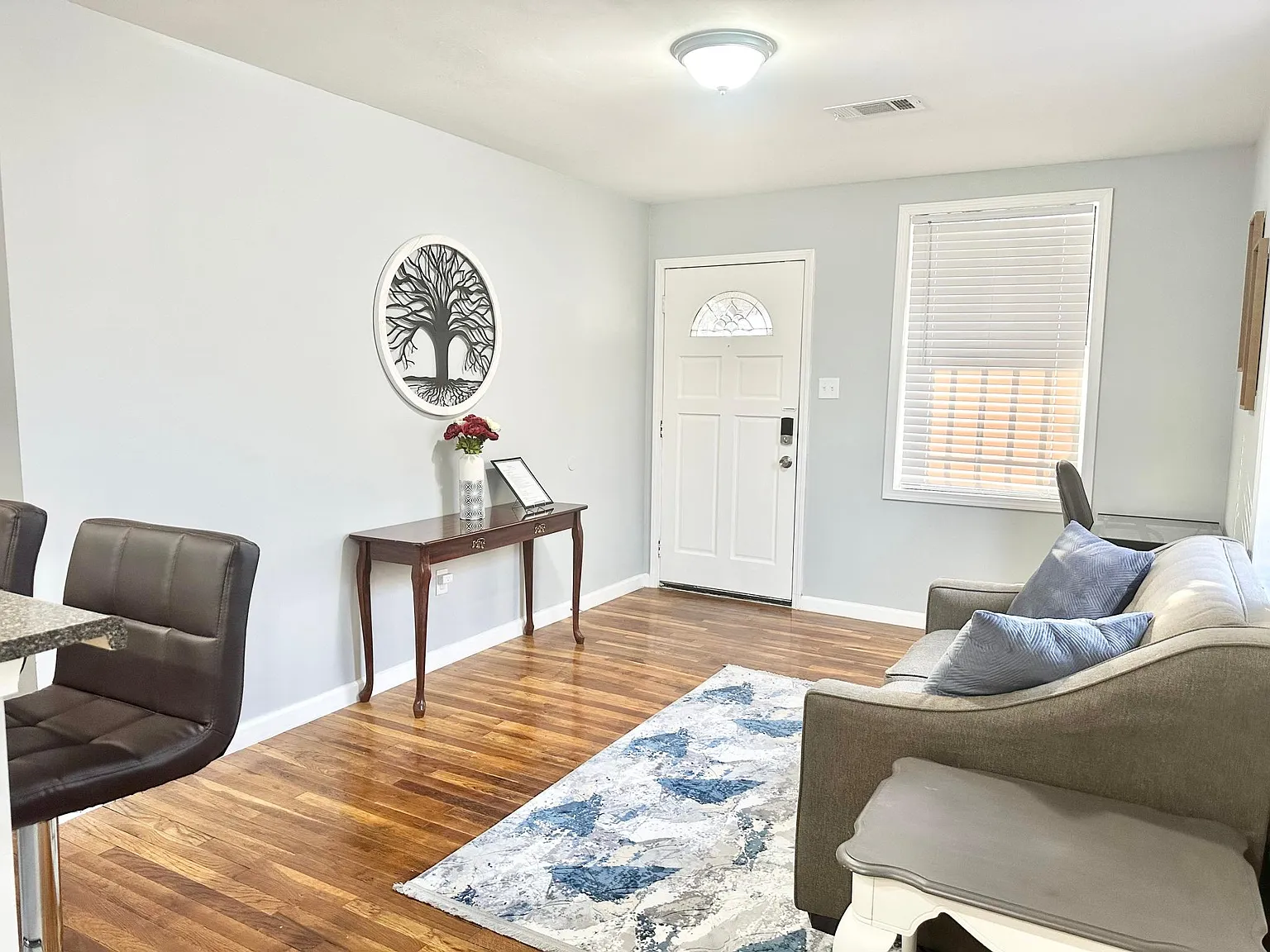 1514 S McLean Blvd — Photo 4
