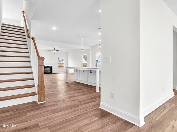 5th image of 821 Red Sky Drive NE