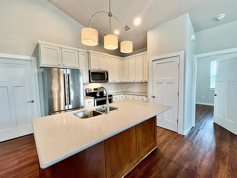 241 Rose Dr #B — Photo 4