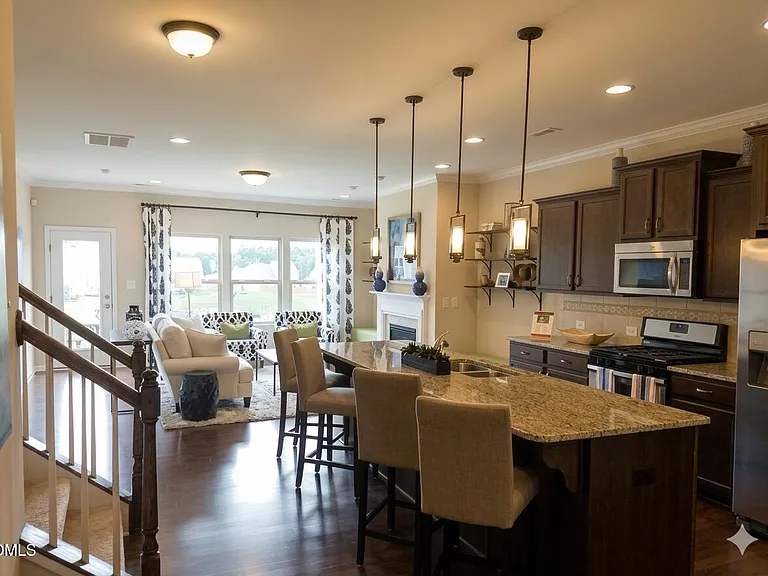 508 Excalibur Dr — Photo 4