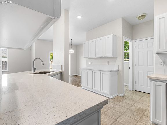 4th image of 59375 Alderwood Dr