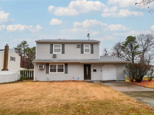 15 2nd Place, Central Islip, NY 11722