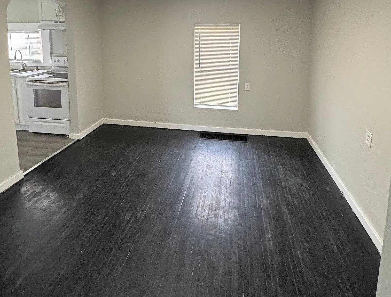 4450 Woodcliffe Ave — Photo 4