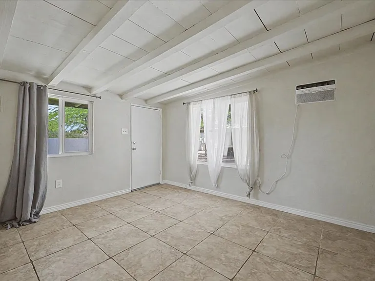 2120 E Silver St #B — Photo 7