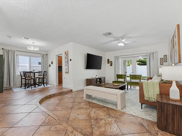 6515 SW 8th Pl — Photo 7