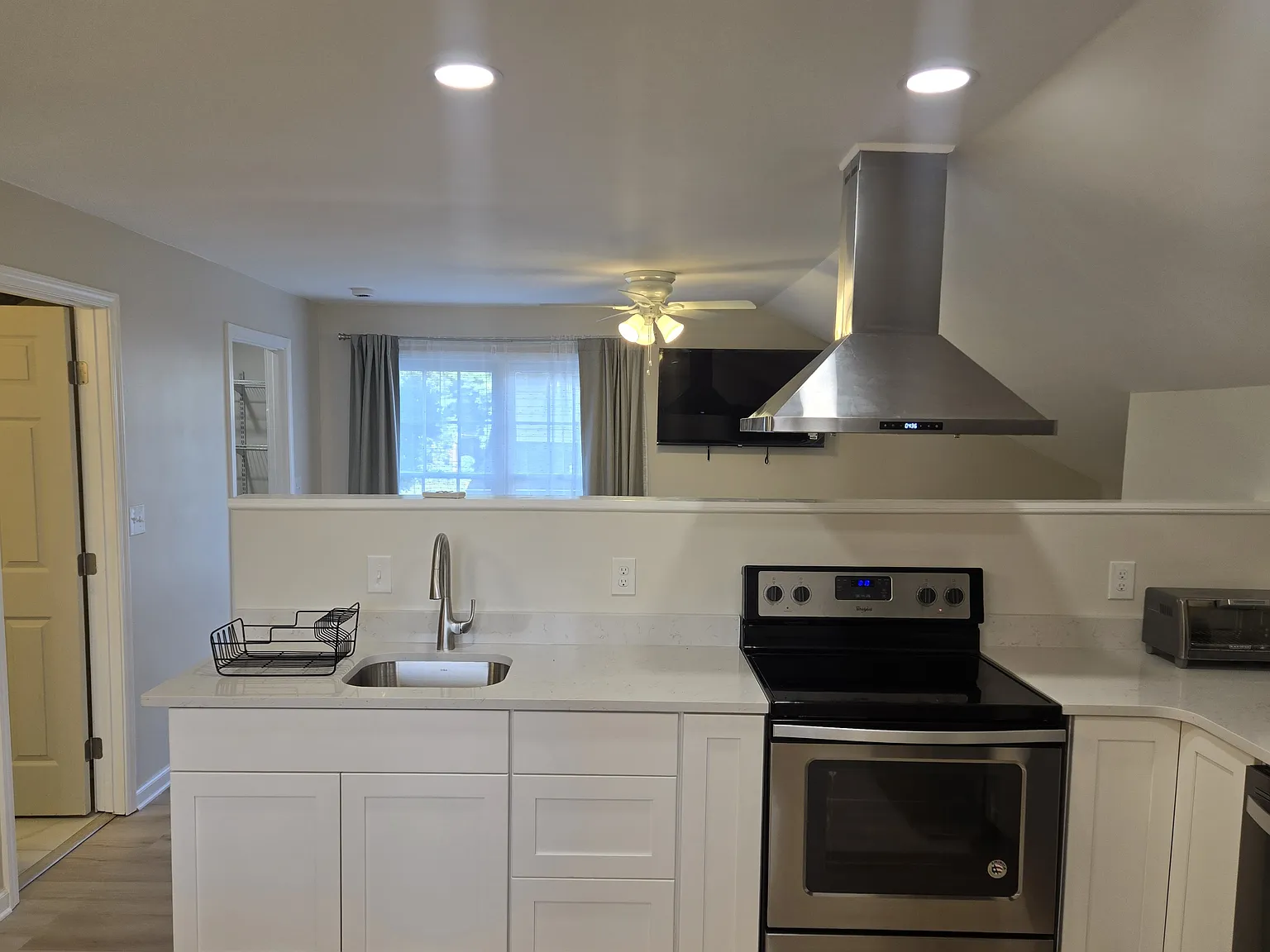 Studio, 600 sqft, $1,950 — Photo 2