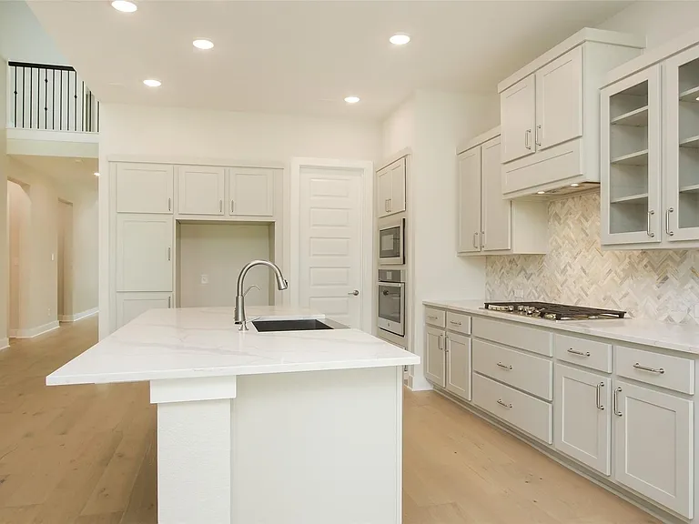 8018 Hingham Ln — Photo 17