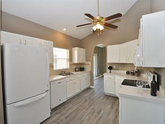 3rd image of 623 Queensbridge Dr