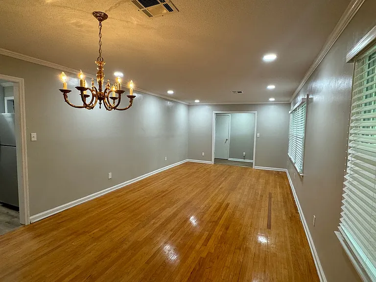 2434 Oxford Dr — Photo 5