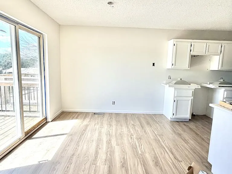 504 N Grove St — Photo 2