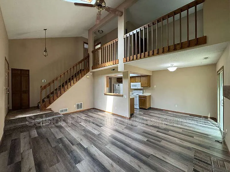 4904 Pinebrook Dr — Photo 4