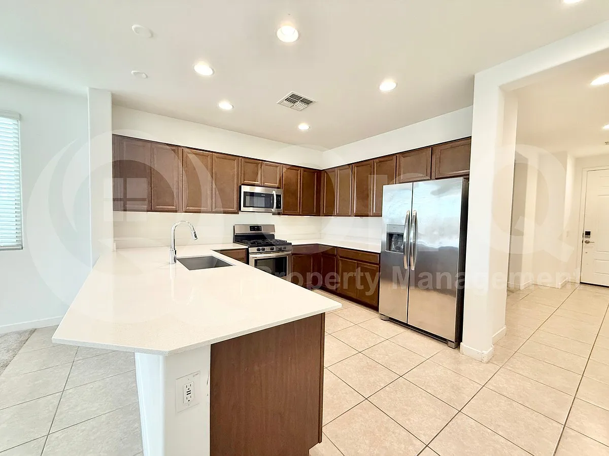 5 bed, 3.0 bath, 1968 sqft, $2,499 — Photo 3