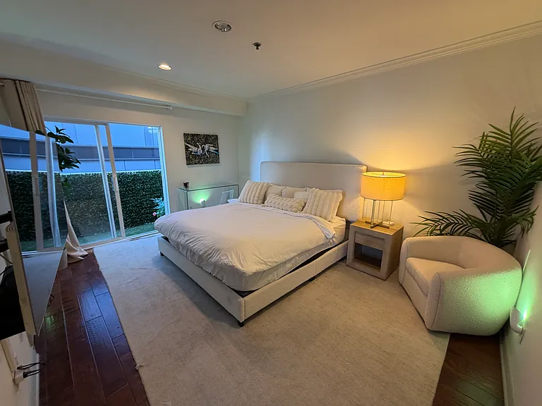 8455 De Longpre Ave — Photo 12