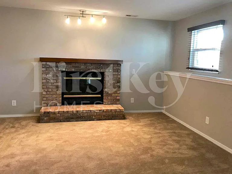 1037 Pegasus Cir — Photo 5