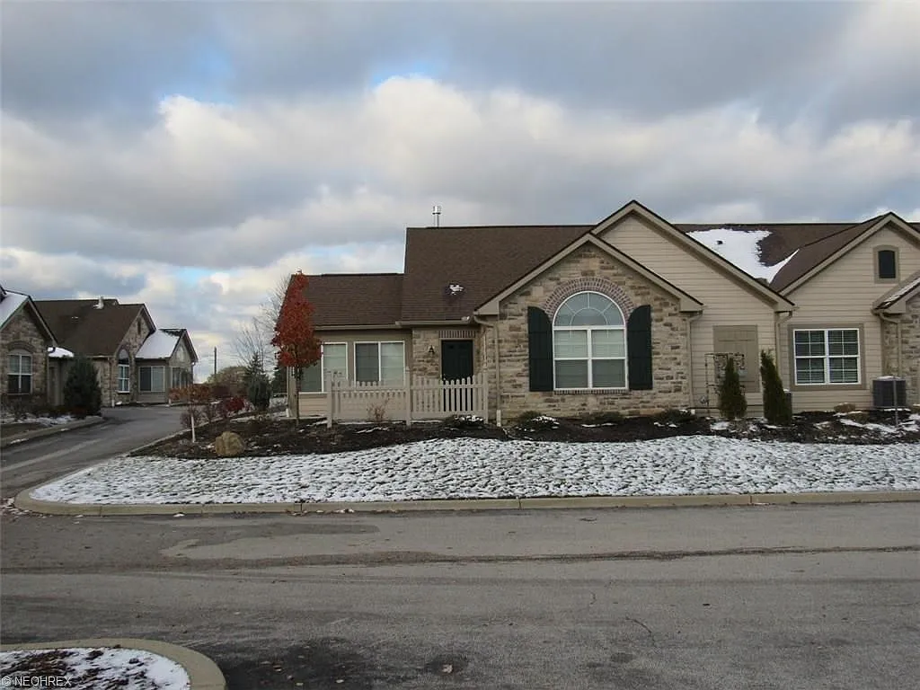 1909 Fairways Dr photo 1