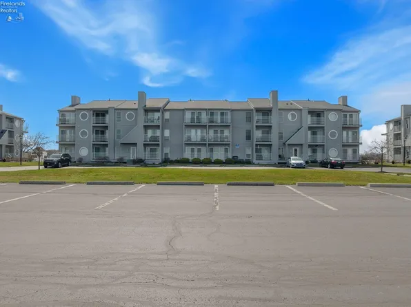 208 Clinton Reef Dr, Port Clinton, OH 43452