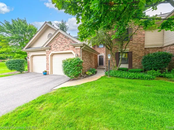 36972 Dartmoor Dr, Farmington, MI 48331