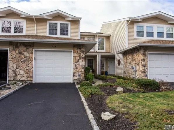 135 Colony Dr, Holbrook, NY 11741