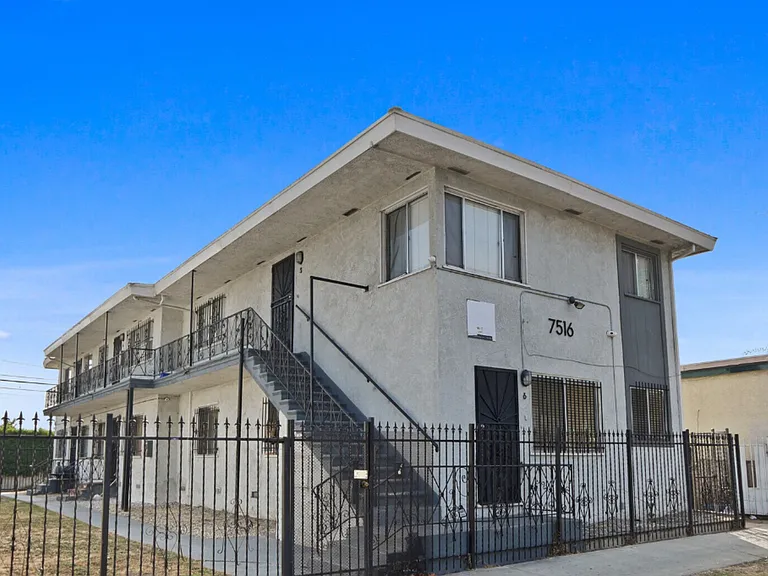 7516 S Western Ave — Photo 5
