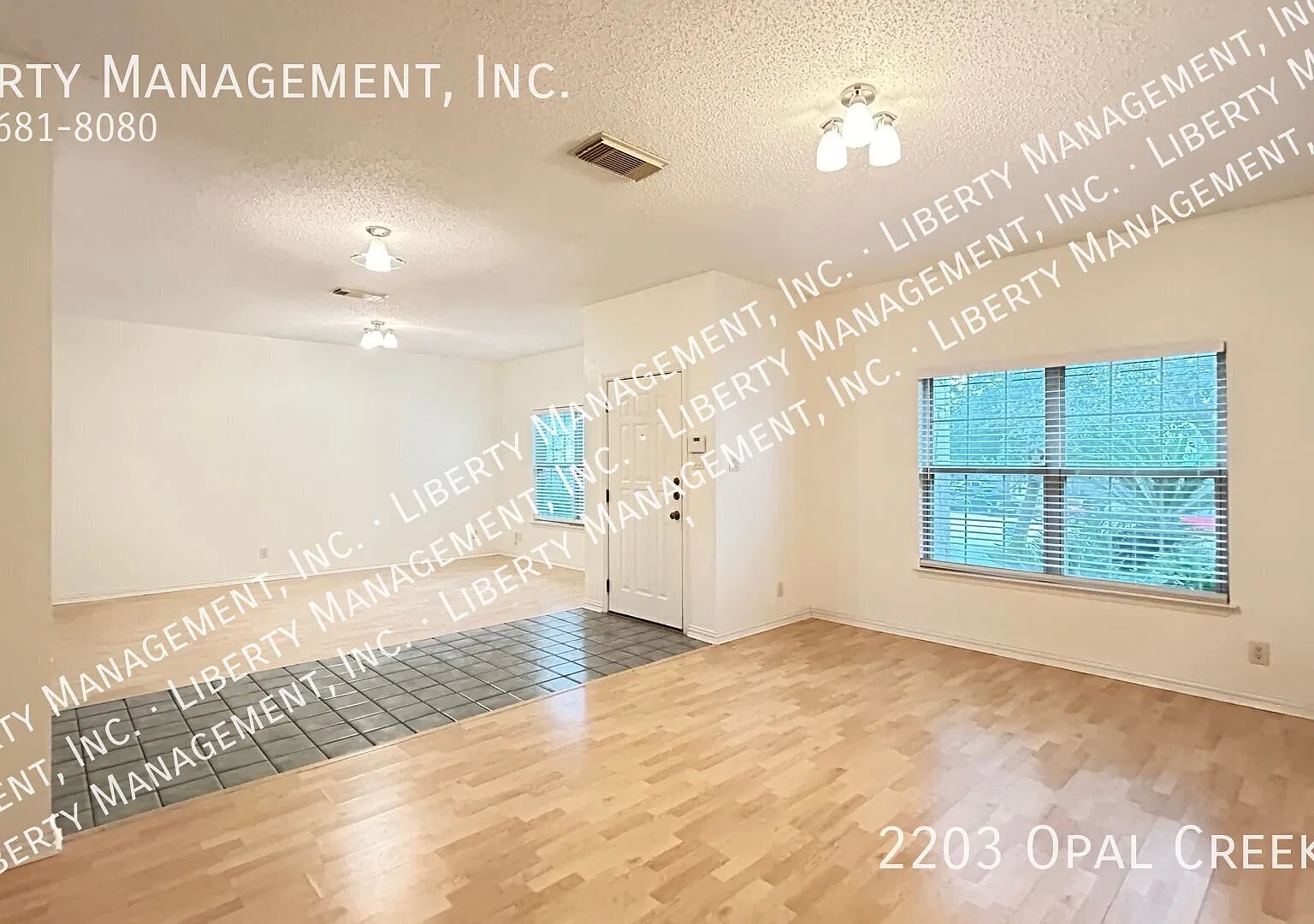 Beautiful 4 bedroom, 2 bath home near 1604. — Photo 3