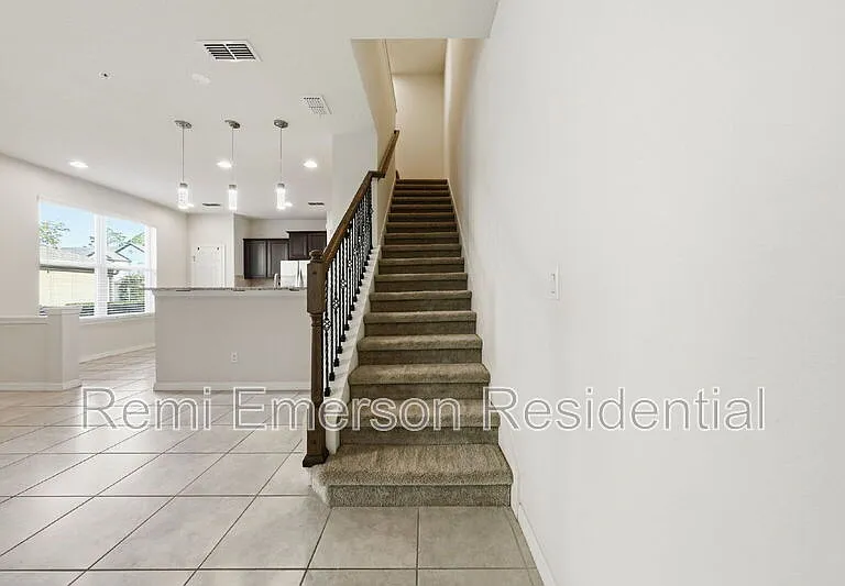 1096 Pavia Dr — Photo 10