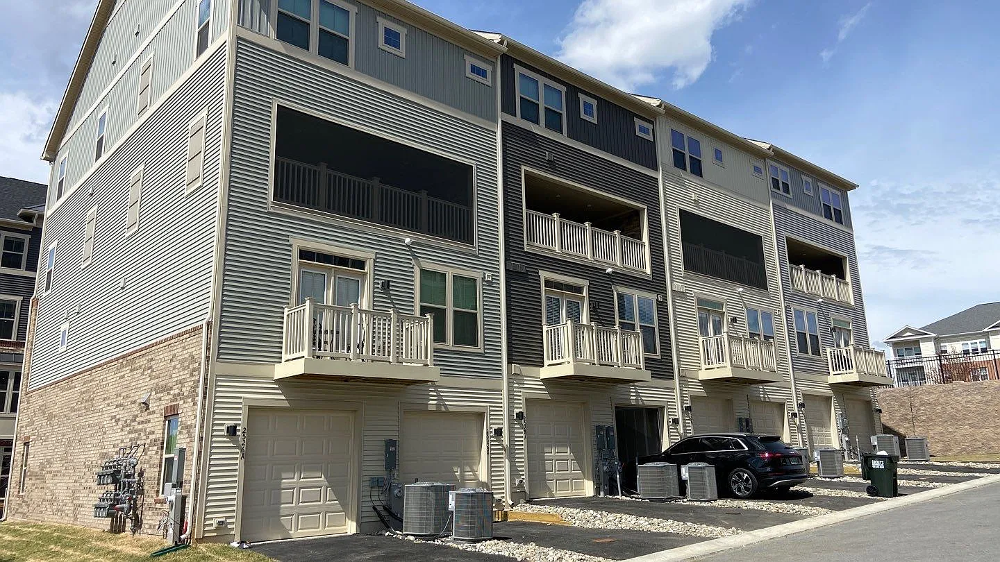 Beautiful townhome located in Town Square Row, Ellicott City. — Photo 3