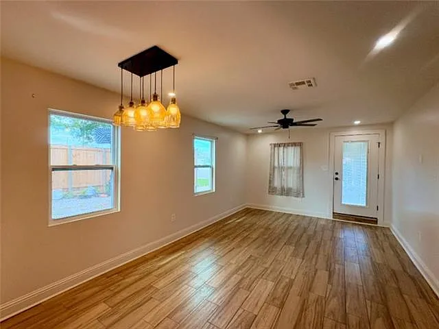 3 bed, 1.0 bath, 871 sqft, $1,800 — Photo 3