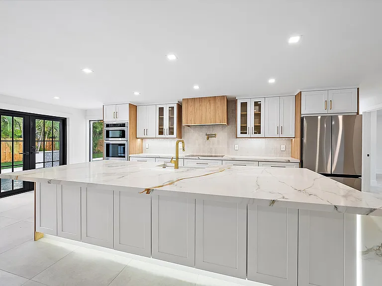 391 W Riverside Dr — Photo 8
