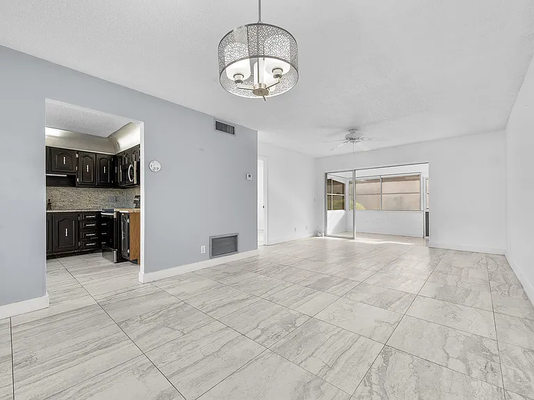811 Salem Ln — Photo 8