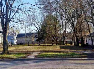 317 W 8th Ave, Winfield, KS 67156