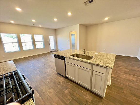 5th image of 305 Darwin Pl