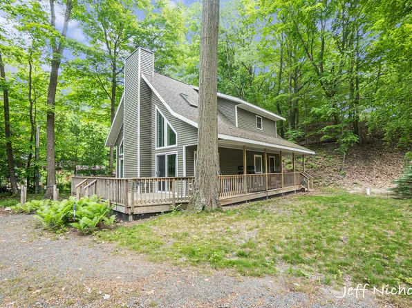 534 N Lighthouse Dr, Mears, MI 49436