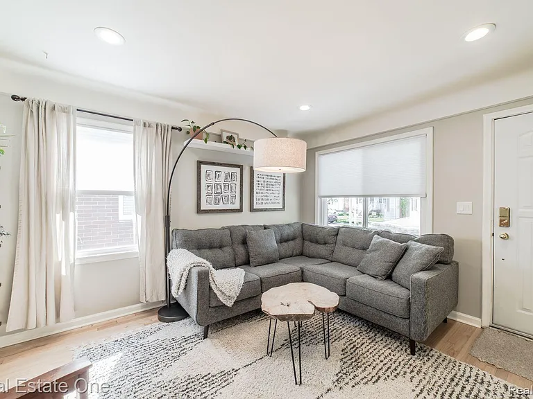 475 E Marshall St — Photo 3