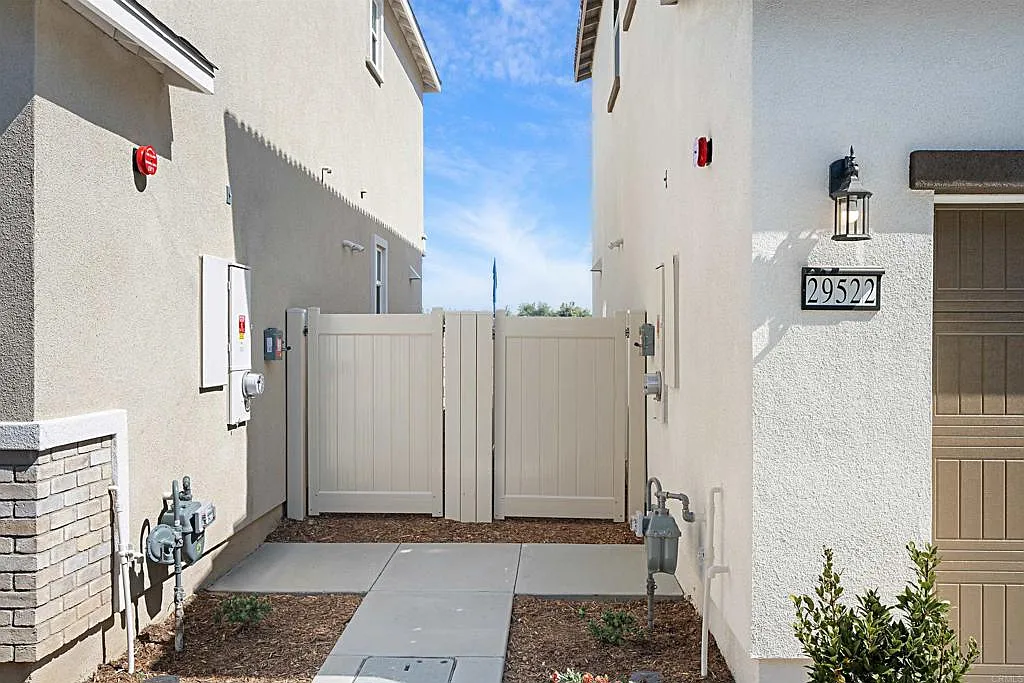 4 bed, 1858 sqft, $3,495 — Photo 4