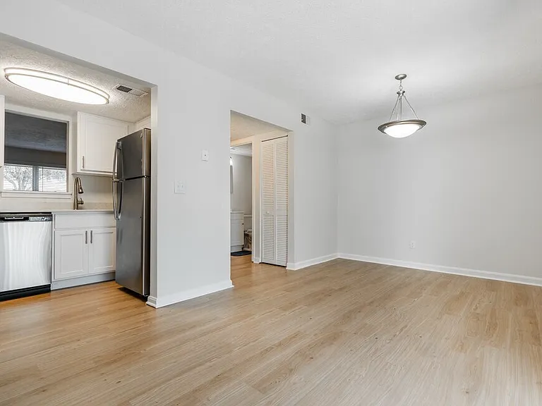 Lochwood Apartments — Photo 18