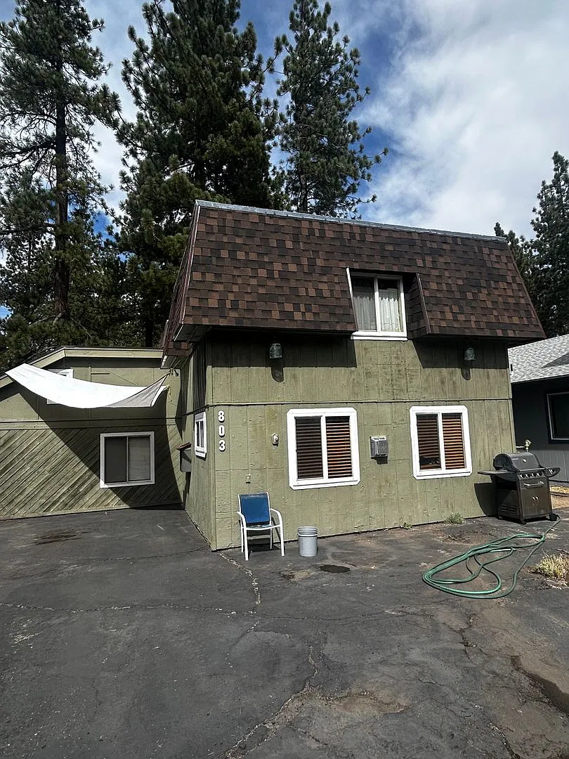 Comfortable 2 Bedroom Just Steps to the Lake! — Photo 1