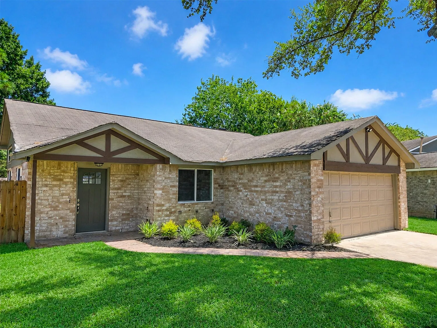 3 bed, 2.0 bath, 1202 sqft, $2,200 — Photo 2