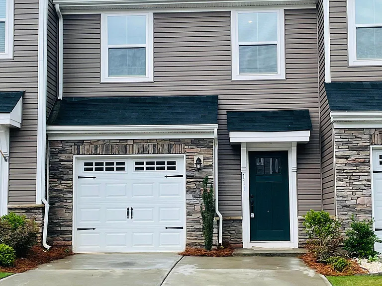 111 Roundtree Dr — Photo 1