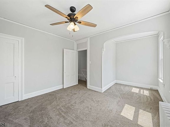 5th image of 576 Walnut St