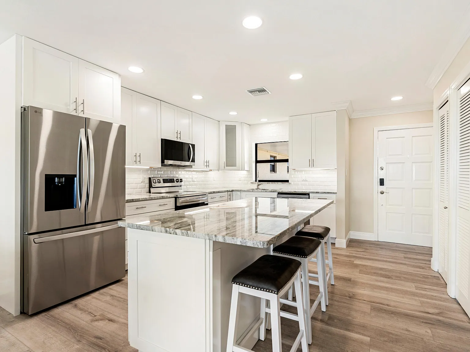 2 bed, 2.0 bath, 1300 sqft, $9,000 — Photo 2